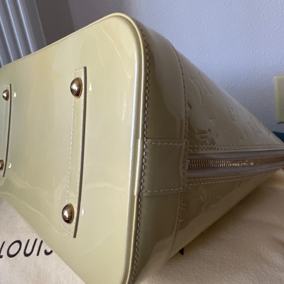 Louis Vuitton Alma - Picture 11 of 17